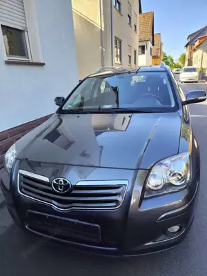 Toyota Avensis Bild 2