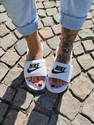 getragene weiße nike Schlappen 