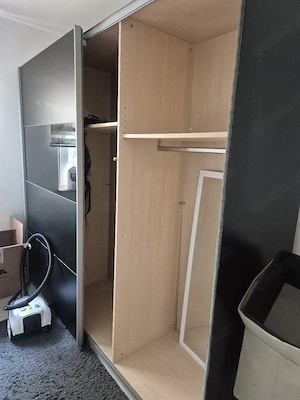 Geräumiger Kleiderschrank mit Spiegeltür