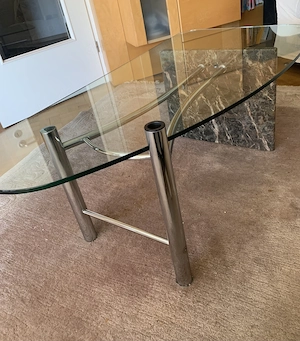 Moderner Couchtisch mit Glasplatte, Mamor,Chrom