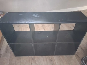 Schwarzes Holzregal zu verkaufen
