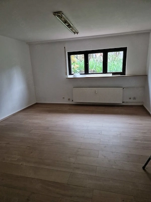 Leerzimmer in verkehrsgünstiger Lage
