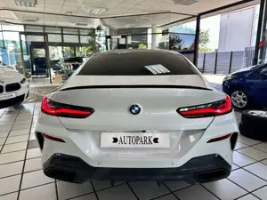 BMW M8 50i XDrive Performance Panorama HeadUp BW Bild 5