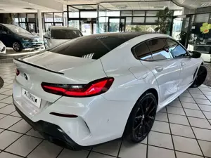 BMW M8 50i XDrive Performance Panorama HeadUp BW Bild 4