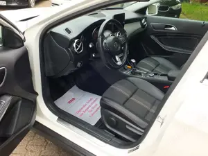 Mercedes-Benz GLA 180 PANORAMADACH LED NAVI AHK 18 Zoll LMF PTS SHZ Bild 5