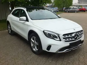 Mercedes-Benz GLA 180 PANORAMADACH LED NAVI AHK 18 Zoll LMF PTS SHZ Bild 3