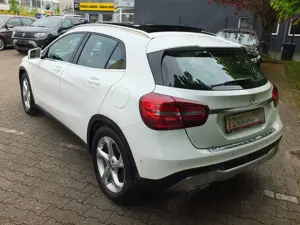 Mercedes-Benz GLA 180 PANORAMADACH LED NAVI AHK 18 Zoll LMF PTS SHZ Bild 4