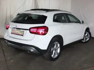 Mercedes-Benz GLA 180 PANORAMADACH LED NAVI AHK 18 Zoll LMF PTS SHZ Bild 2