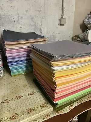 Biete ca. 1600 geprägte uni Scrapbool Papiere