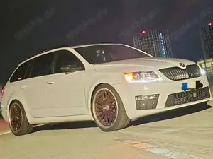 Skoda Octavia Octavia Combi 2.0 TDI (Green tec) DSG RS