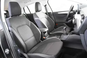 Ford Focus Cool  Connect Turnier *1.Hand*AHK*Navi* Bild 3