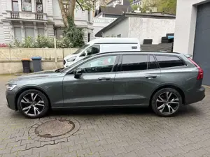 Volvo V60 B4 Plus Dark PANO Head-Up 360° Forest Lake Bild 4