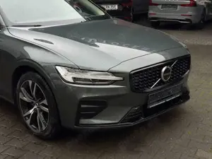 Volvo V60 B4 Plus Dark PANO Head-Up 360° Forest Lake Bild 3