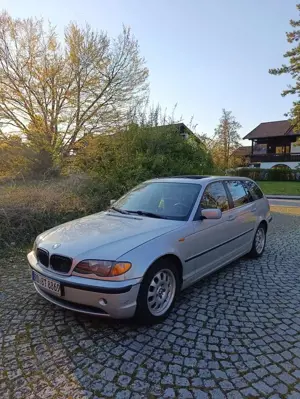 BMW 320 320i touring 6 Zyl. seltene Ausstattung mit schwarzen Himmel, Interieur und Teil-Ledersitze 