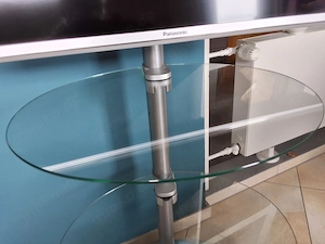 silberfarbiger TV Ständer mit 32 zoll Panasonic Fernseher  Bild 4