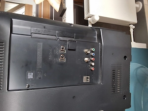 silberfarbiger TV Ständer mit 32 zoll Panasonic Fernseher  Bild 7