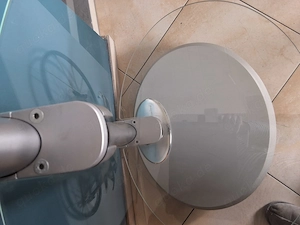 silberfarbiger TV Ständer mit 32 zoll Panasonic Fernseher  Bild 2