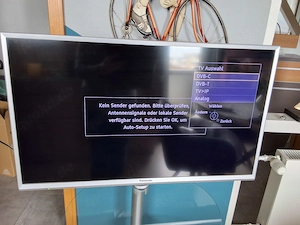 silberfarbiger TV Ständer mit 32 zoll Panasonic Fernseher  Bild 9