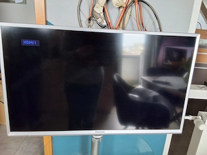silberfarbiger TV Ständer mit 32 zoll Panasonic Fernseher  Bild 8