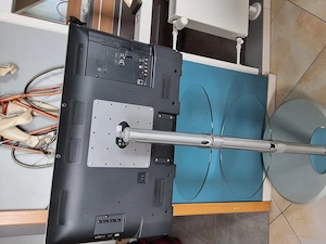 silberfarbiger TV Ständer mit 32 zoll Panasonic Fernseher  Bild 5
