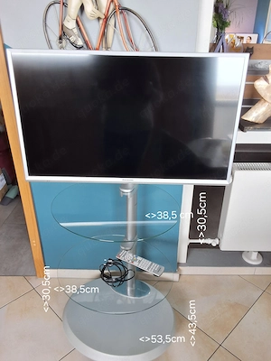 silberfarbiger TV Ständer mit 32 zoll Panasonic Fernseher 