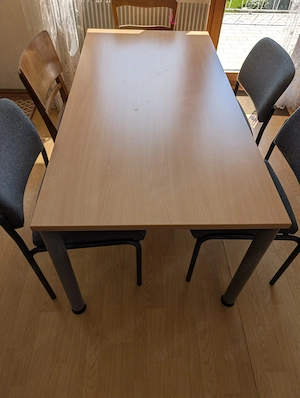 Tisch mit Stühlen