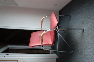 Stühle mit Armlehnen und roter Sitzfächen, 7 Stück