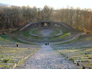 Physiotherapeut massiert die offene Frau 