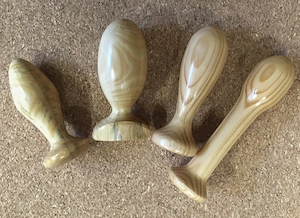 Die Lady beugt sich über die Lehne  .