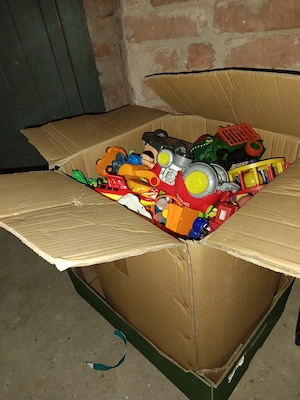Sehr große Karton mit Spielzeug