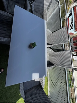 Tisch mit 6 Stühlen