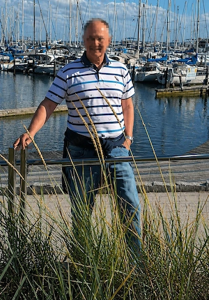 Wer stellt reiferem Mann (65) seine reizende Ehefrau Partnerin für nette Abende zur Verfügung ?