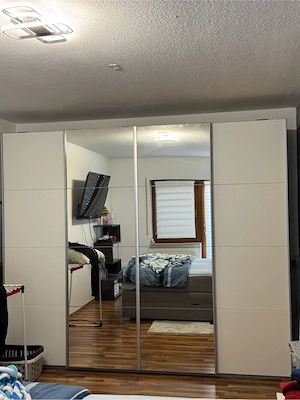 Kleiderschrank 