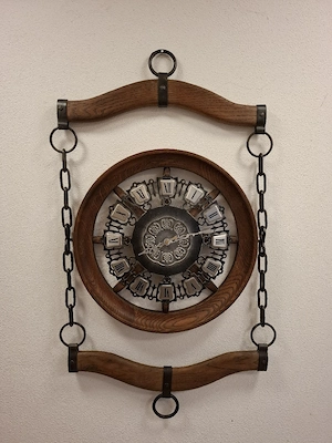 Antike Kutschenrad Wanduhr aus massiv Eiche 