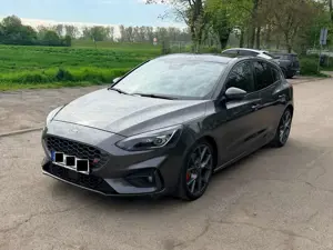 Ford Focus Focus 2.3 ST Vollausstattung incl. AHK und Winterreifen