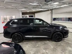 Mitsubishi Outlander 2,2 Di-D 4WD 7-Sitzer Autom. Xenon AHK Bild 5