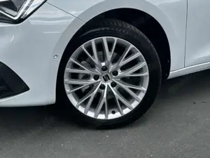 SEAT Leon 1.0 eTSI DSG Xcellence Pano Beats LED PDC FullLink Bild 5