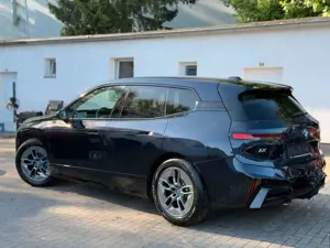 BMW iX 45 xDrive M Sport*Hud*AHK Bild 4
