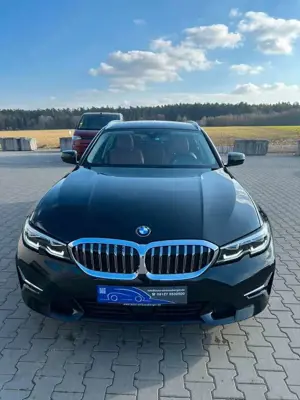 BMW 320 i Luxury Line AHK Sportsitze Panorama Dach
