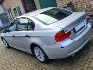 BMW 320 Bild 2