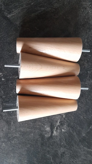 Möbelfüße.