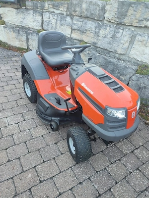 1 Jahr alter Husqvarna Rasentraktor tc 138 in top Zustand Aufsammeln_Heckauswurf.de