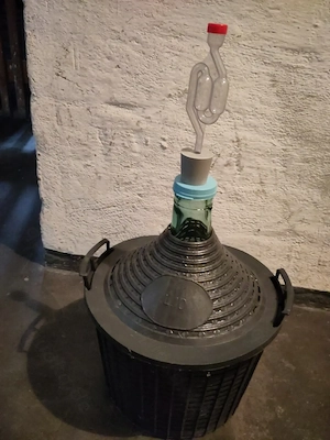 Gärballon mit Korb und Siphon