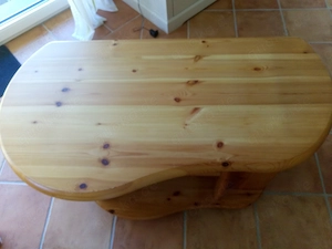 Wolkenförmiger Fernsehtisch