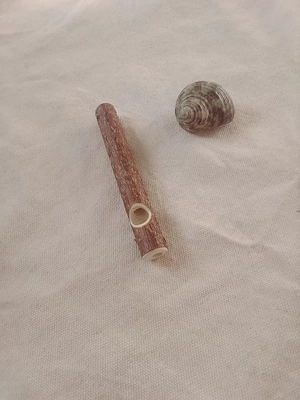 Pfeife, klein. Aus Holz. Naturbelassen 