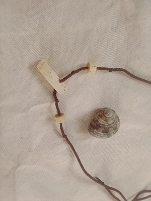 Kette mit Holz-Anhänger. Naturbelassen