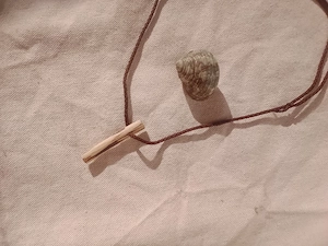 Kette mit Holz-Anhänger. Naturbelassen 