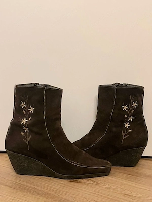 Damen Wildleder Stiefeletten braun Keilabsatz Blumenstickerei Vintage Boho