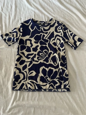 C&A Damen T-Shirt Gr. M blau weiß Blumenmuster Strukturstoff Wellenrand