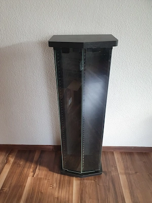 Schwarzer CD-Turm mit Glästüren, sehr guter Zustand, ohne Inhalt